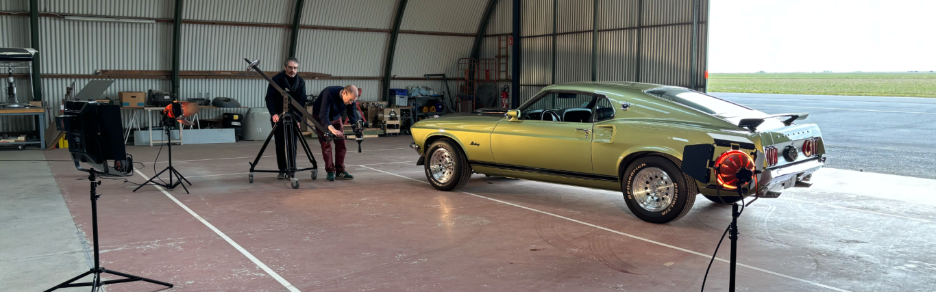 Backstage du tournage du court-métrage Concept Car Voiture de sport verte en cours de captation dans un hangar. Équipements de tournage présents.
